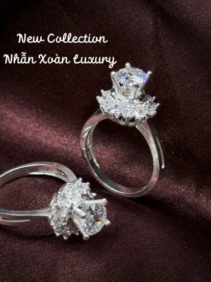 nhẫn bạc Xoàn Luxury góc nghiêng đá chủ cao form thanh lịch