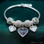 vòng tay nữ phối charm trái tim đính đá
