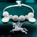 vòng tay nữ charm ngựa có cánh đính đá
