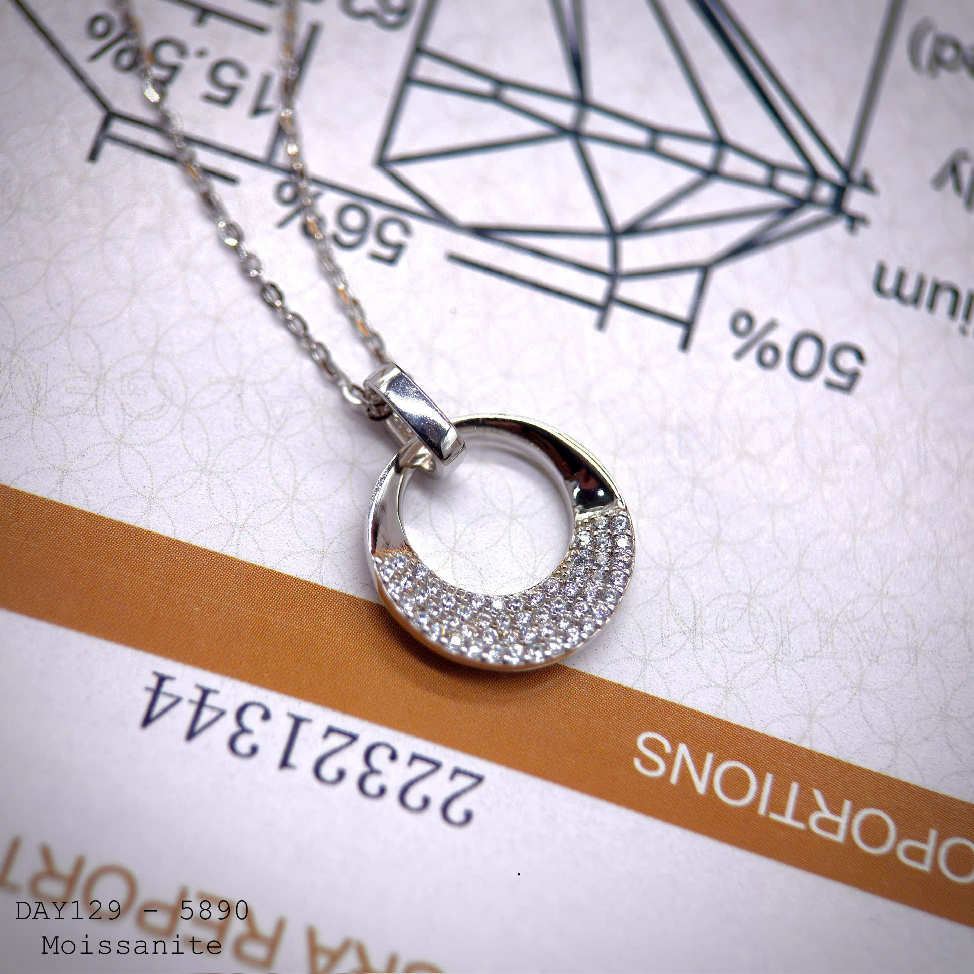 dây chuyền bạc mặt tròn rỗng Moissanite