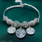 vòng tay nữ phối 3 charm mặt tròn