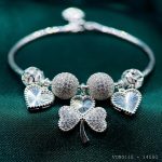 vòng tay nữ charm cỏ ba lá phối trái tim