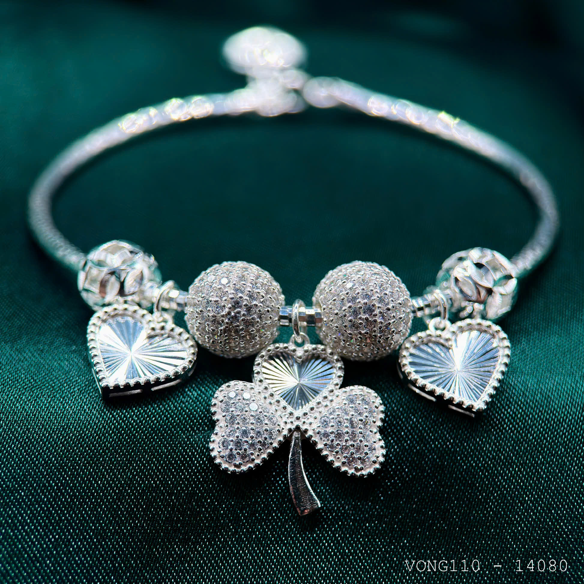 vòng tay nữ charm cỏ ba lá phối trái tim