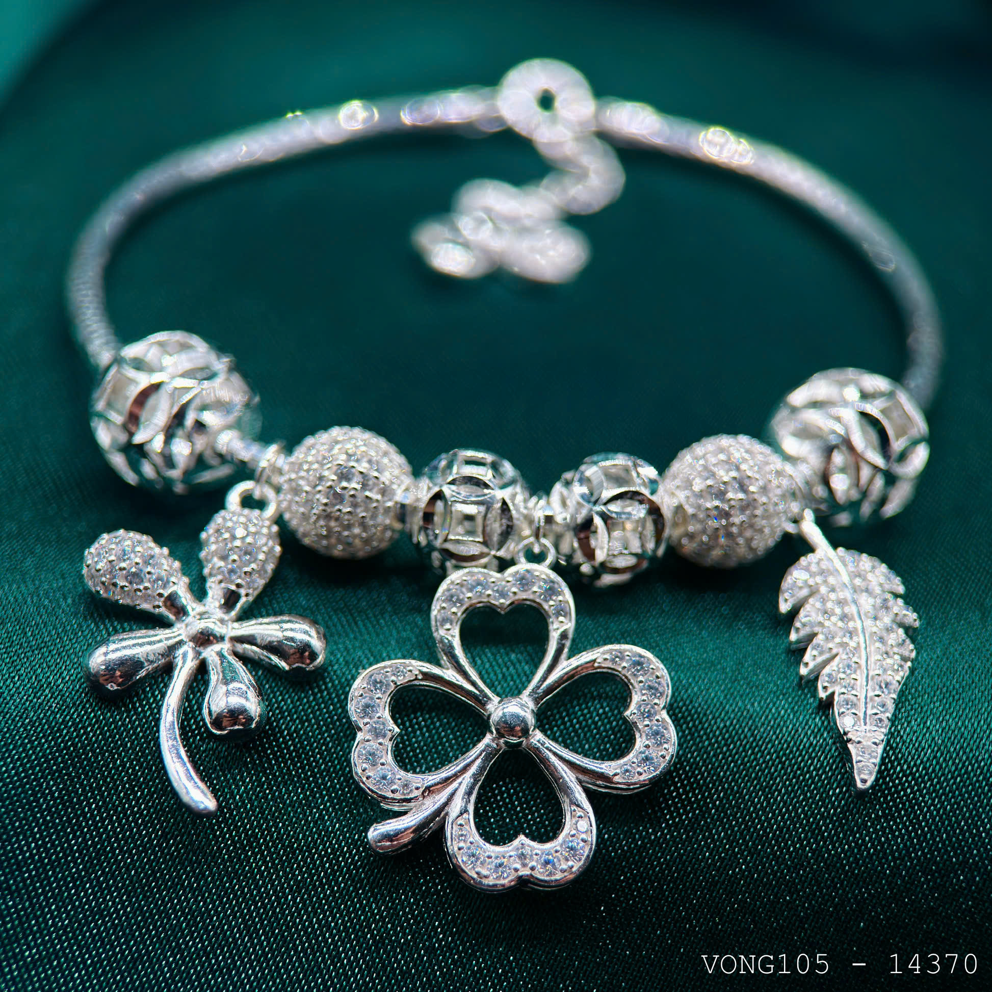 vòng tay nữ charm cỏ bốn lá phối lông vũ