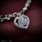 vòng tay nữ charm trái tim viền đá