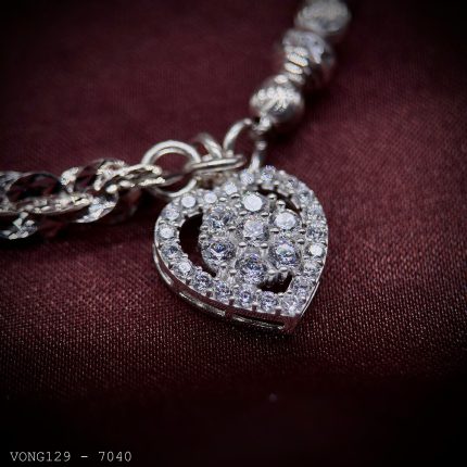 vòng tay nữ charm trái tim viền đá