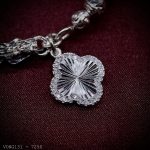 vòng tay nữ charm cỏ bốn lá viền đá
