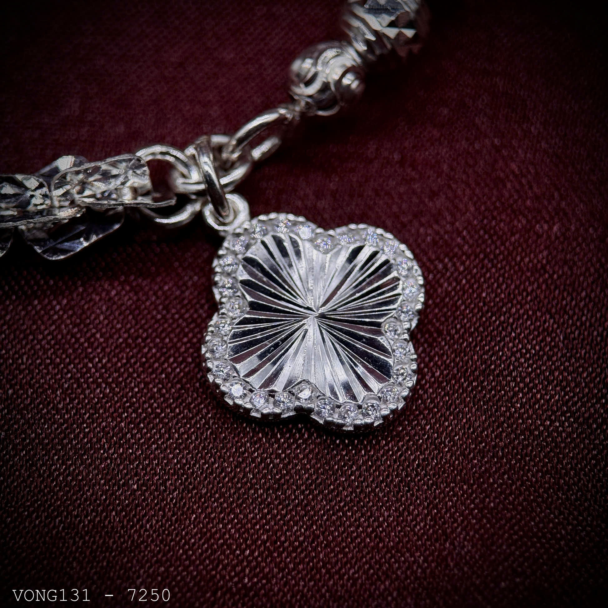 vòng tay nữ charm cỏ bốn lá viền đá