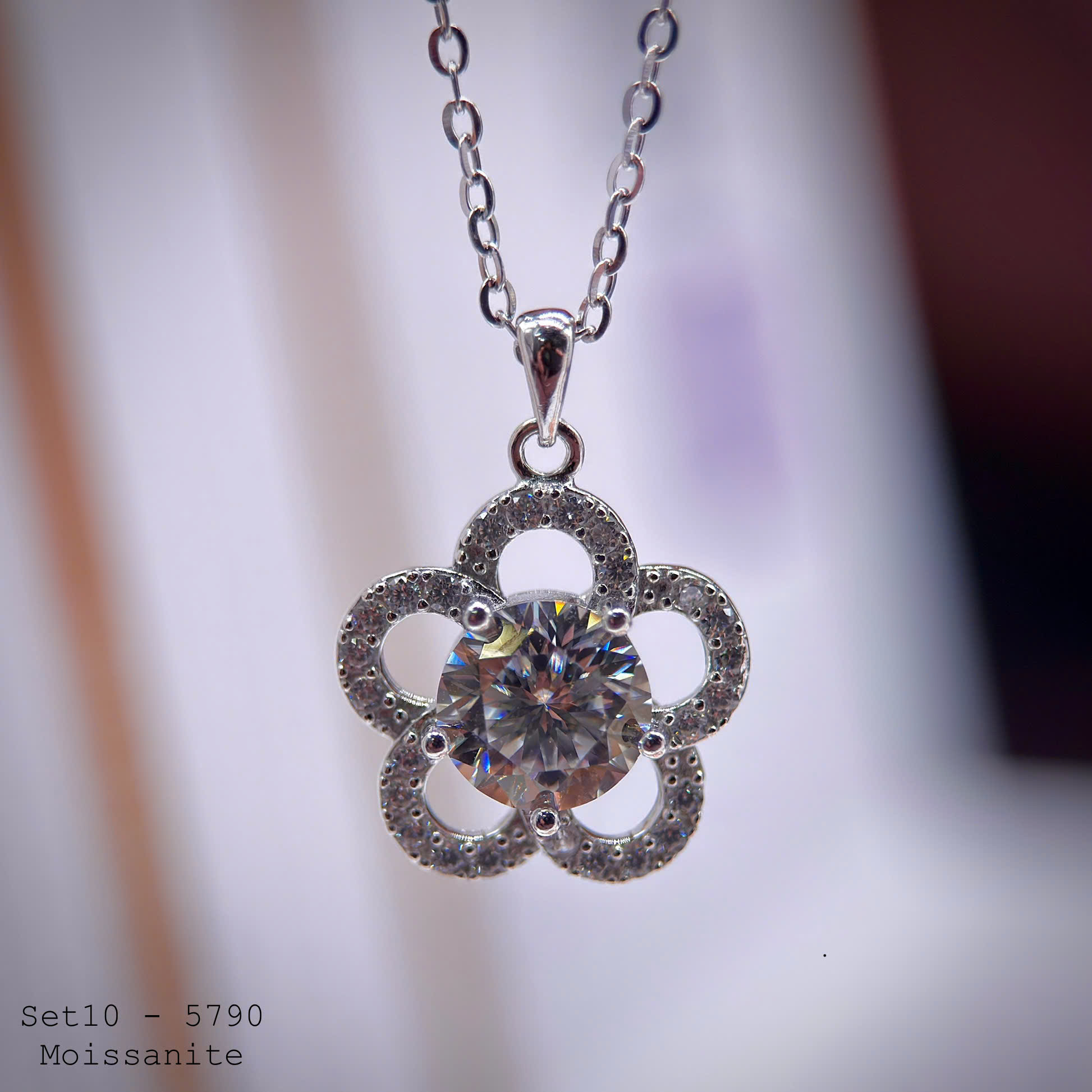 bo-trang-suc-bac-hoa-canh-tron-moissanite