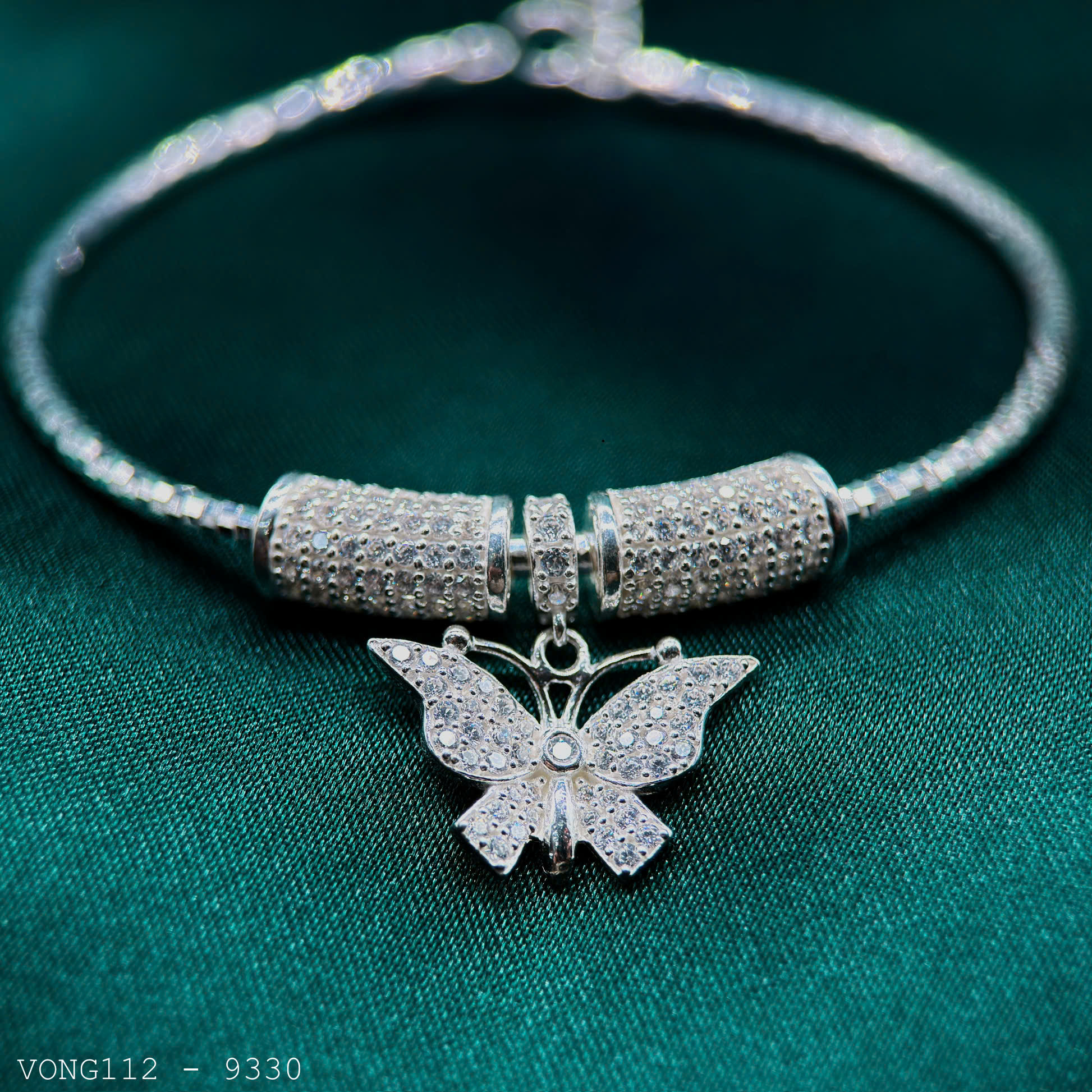 vòng tay nữ charm bướm đính đá