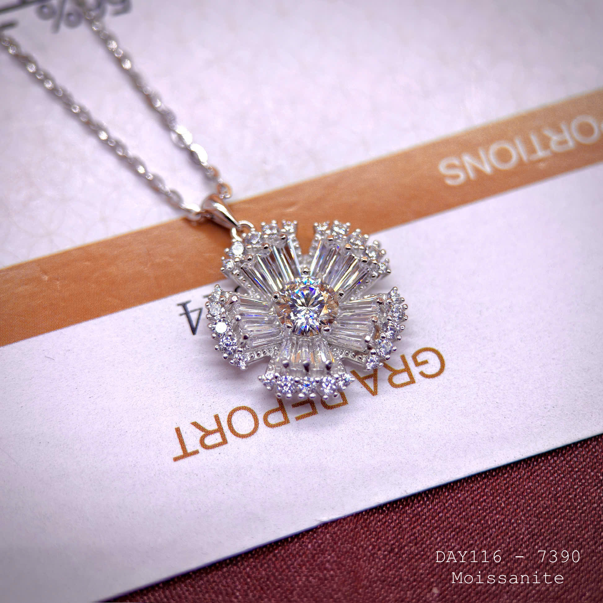 dây chuyền bạc hoa năm cánh Moissanite